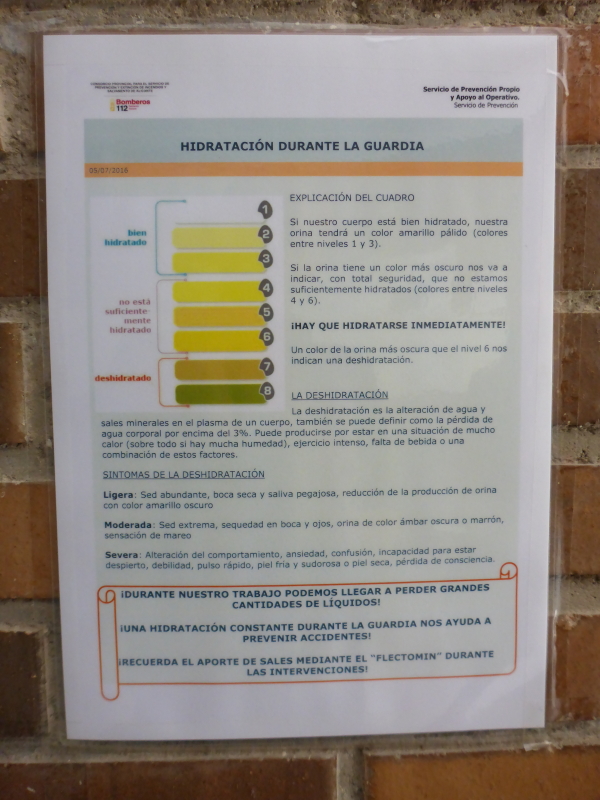 Einschätzung der Urinfarbe am Beispiel der Feuerwehr Dipu Alicante - Foto: Björn Lüssenheide