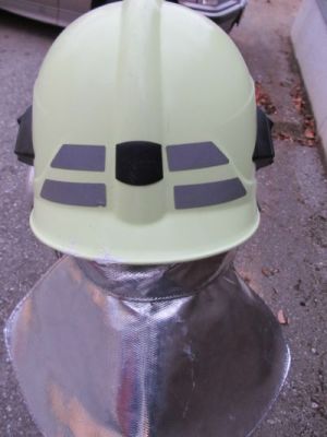 Rückansicht des beschädigten Helms