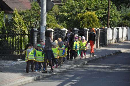 Sicherheit hat einen hohen Stellenwert: spazierende Kindergartengruppe mit Warnweste (bei Sonnenschein)